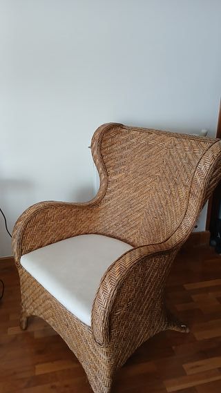 Sillón de mimbre con cojín blanco