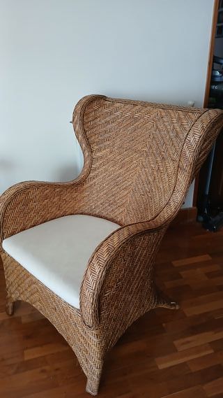 Sillón de mimbre con cojín blanco