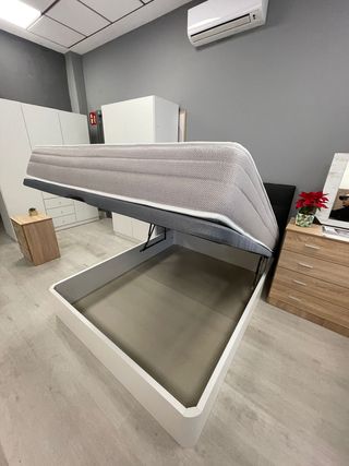 Canapé abatible con colchón blanco