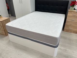 Canapé abatible con colchón blanco