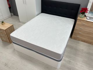 Canapé abatible con colchón blanco