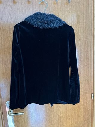 Cárdigan negro Amir con cuello de pelo