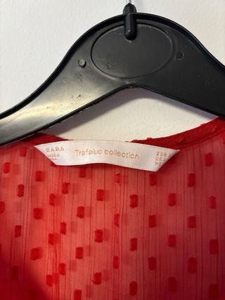 Blusa Zara sin mangas roja bordada