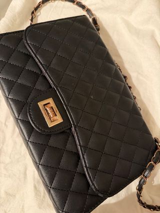 Borsa nera trapuntata con catena
