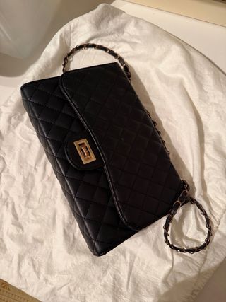 Borsa nera trapuntata con catena