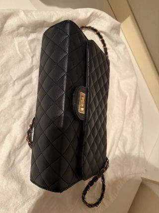 Borsa nera trapuntata con catena