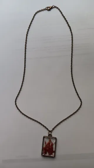 Colgante con flor roja y cadena dorada