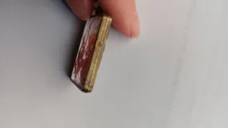 Colgante con flor roja y cadena dorada