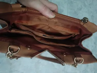 Bolso marrón con cadena