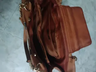 Bolso marrón con cadena