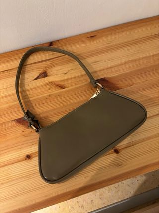 Bolso verde oliva con cadena dorada.