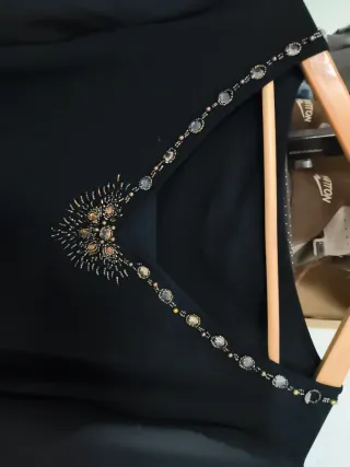 Camisa negra con pedrería dorada