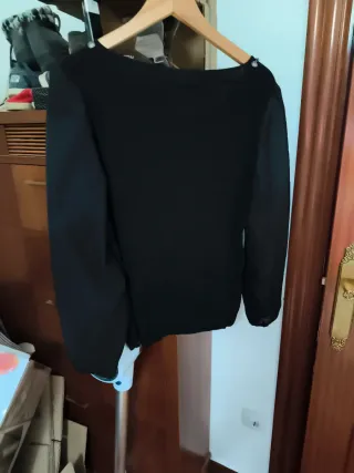 Camisa negra con pedrería dorada