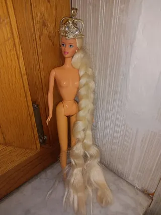 Barbie Rapunzel con corona e abito rosa