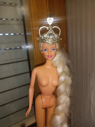 Barbie Rapunzel con corona e abito rosa