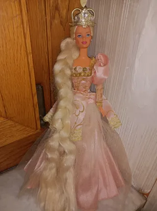Barbie Rapunzel con corona e abito rosa