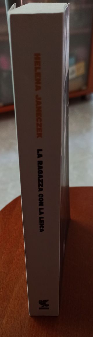 La ragazza con la Leica