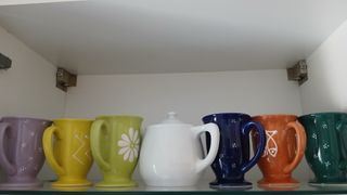 Juego de tazas y tetera de cerámica