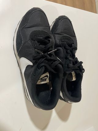 Zapatillas Nike Negras y Blancas