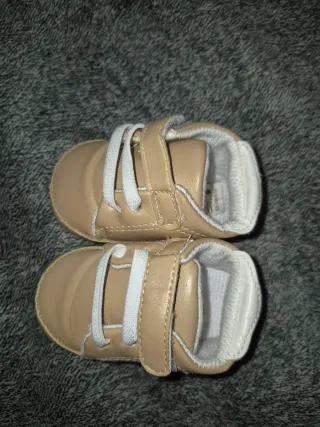 Zapatos de bebé color camel