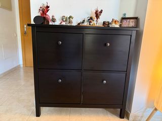 Mueble zapatero de madera oscuro