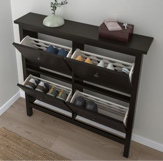 Mueble zapatero de madera oscuro