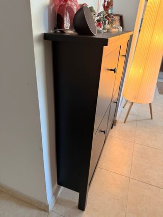 Mueble zapatero de madera oscuro
