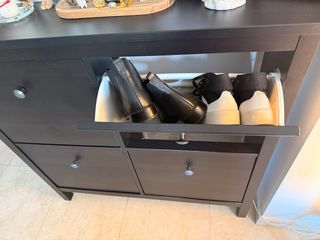 Mueble zapatero de madera oscuro