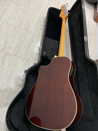 Bajo Fender Kingman Bass SCE NAT electroacústico.