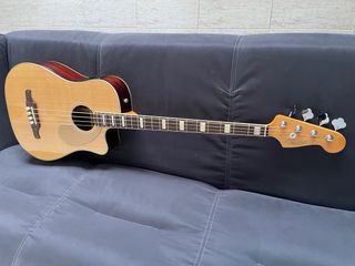 Bajo Fender Kingman Bass SCE NAT electroacústico.