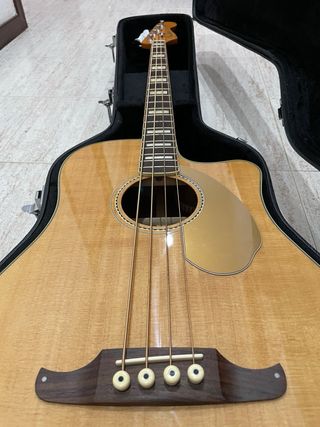 Bajo Fender Kingman Bass SCE NAT electroacústico.