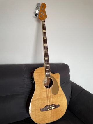 Bajo Fender Kingman Bass SCE NAT electroacústico.