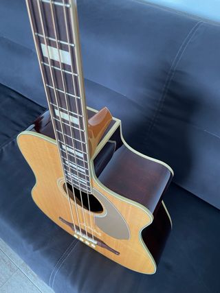 Bajo Fender Kingman Bass SCE NAT electroacústico.