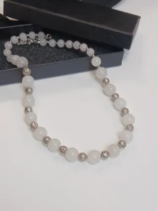 Colar Jade Branco com Detalhes Prateados