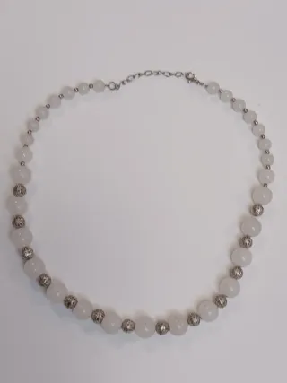 Colar Jade Branco com Detalhes Prateados