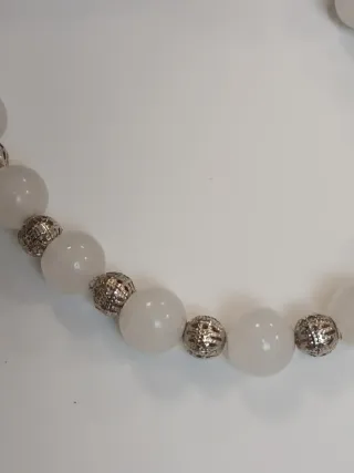 Colar Jade Branco com Detalhes Prateados