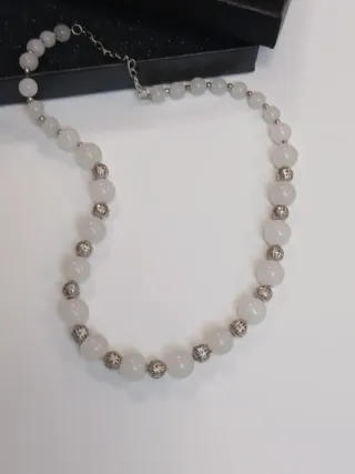 Colar Jade Branco com Detalhes Prateados