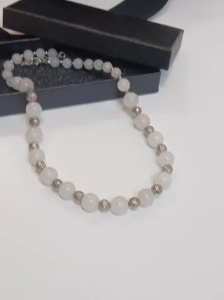 Colar Jade Branco com Detalhes Prateados