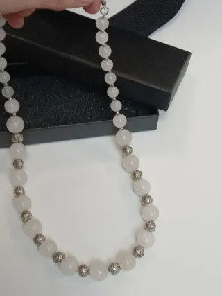 Colar Jade Branco com Detalhes Prateados