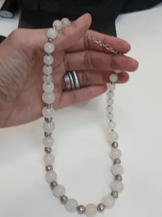 Colar Jade Branco com Detalhes Prateados