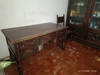 Mueble antiguo de madera y cristal