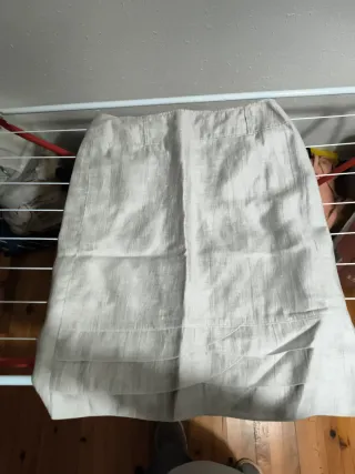 Falda media rodilla color plateado