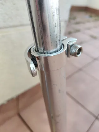 Patinete infantil plateado de aluminio. Micro.