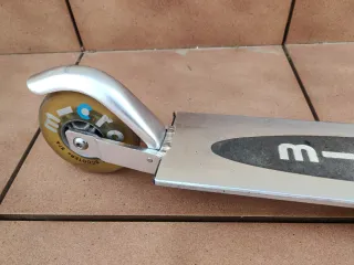 Patinete infantil plateado de aluminio. Micro.