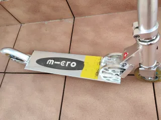 Patinete infantil plateado de aluminio. Micro.