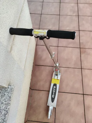 Patinete infantil plateado de aluminio. Micro.