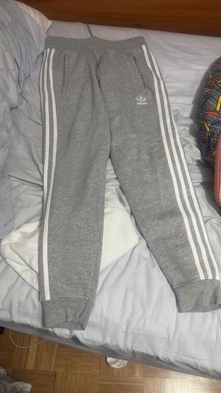 Pantalones Adidas grises con rayas