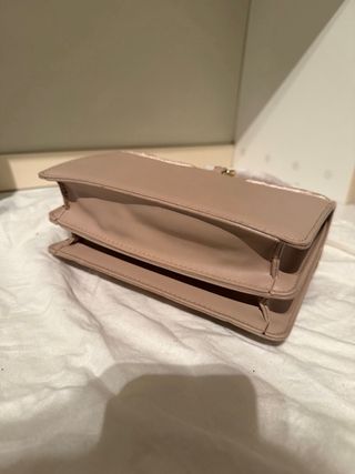 Borsetta beige con dettagli oro