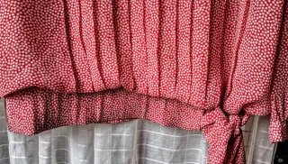 Blusa romántica lunares rojos