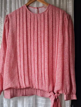 Blusa romántica lunares rojos